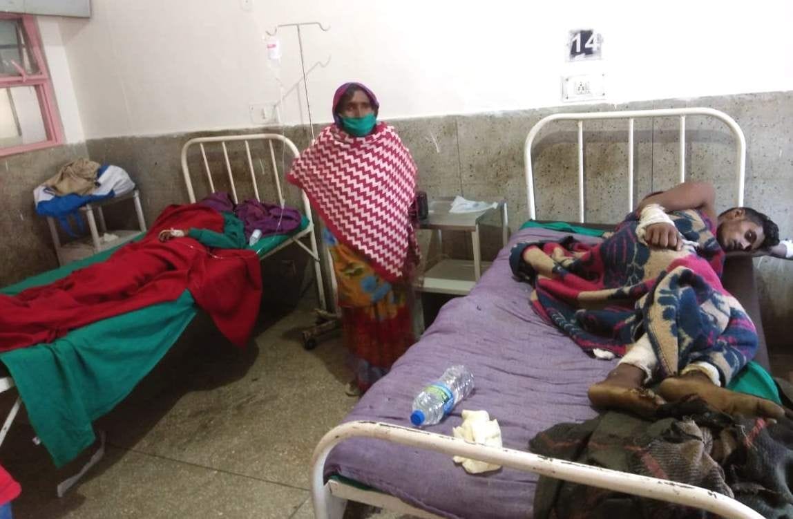 एसपीएस राजकीय चिकित्सालय में भर्ती करंट से झुलसे मरीज। एसपीएस राजकीय चिकित्सालय में भर्ती करंट से झुलसे मरीज।