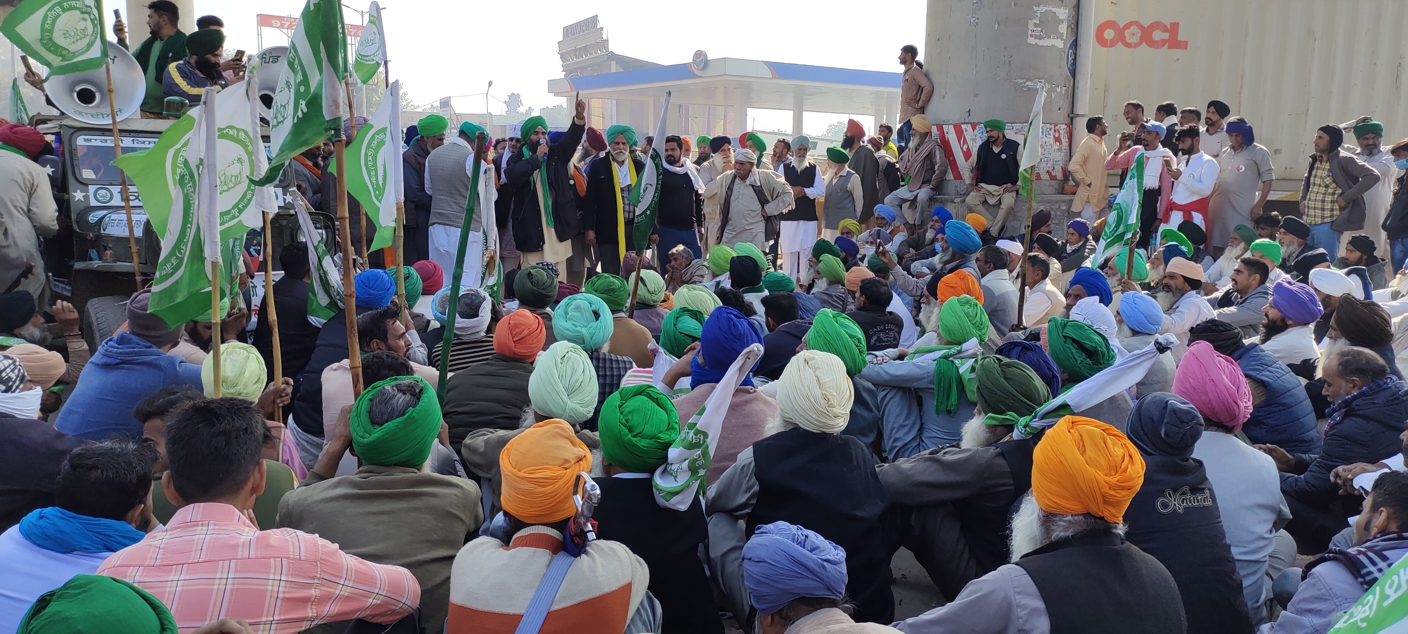 Farmers encamped on Tikari border