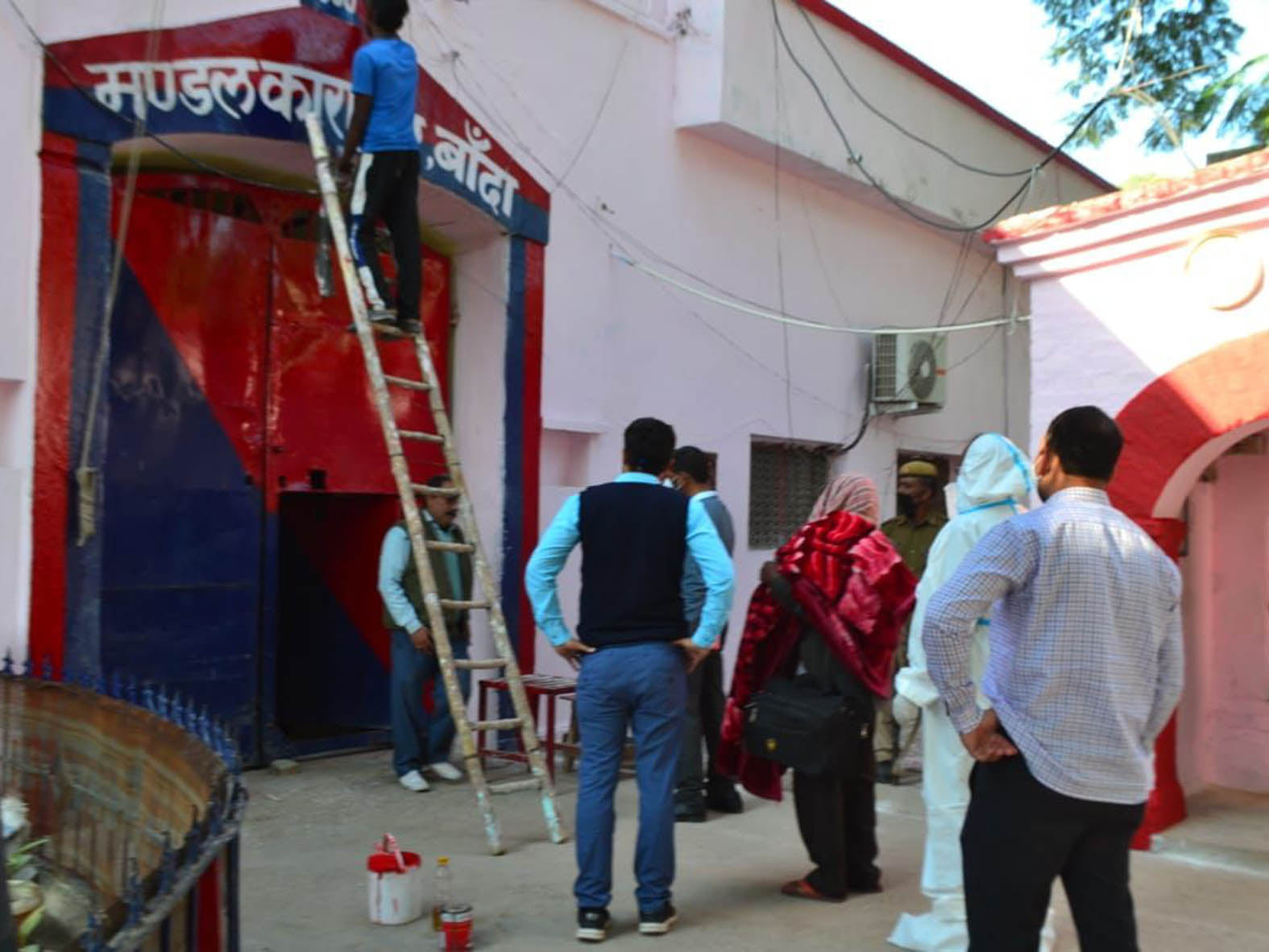 जेल के अंदर दाखिल होने को मुख्य गेट पर खड़ा आरोपी जेई रामभवन।