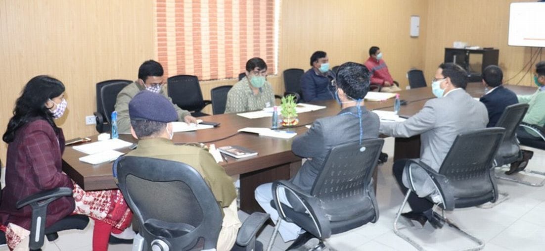 रुद्रपुर कलक्ट्रेट में मुख्यमंत्री की वीसी में शिरकत करते डीएम व अन्य। रुद्रपुर कलक्ट्रेट में मुख्यमंत्री की वीसी में शिरकत करते डीएम व अन्य।