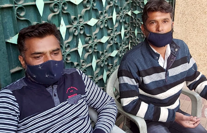 गुरुनानक गर्ल्स इंटर कालेज के बूथ पर मतदाता पुनरीक्षण के बारे में जानकारी देती टीम। गुरुनानक गर्ल्स इंटर कालेज के बूथ पर मतदाता पुनरीक्षण के बारे में जानकारी देती टीम।