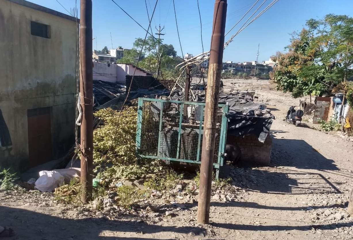 भैरव कालोनी में इस ट्रांसफार्मर से झुलसे थे दो युवक। भैरव कालोनी में इस ट्रांसफार्मर से झुलसे थे दो युवक।