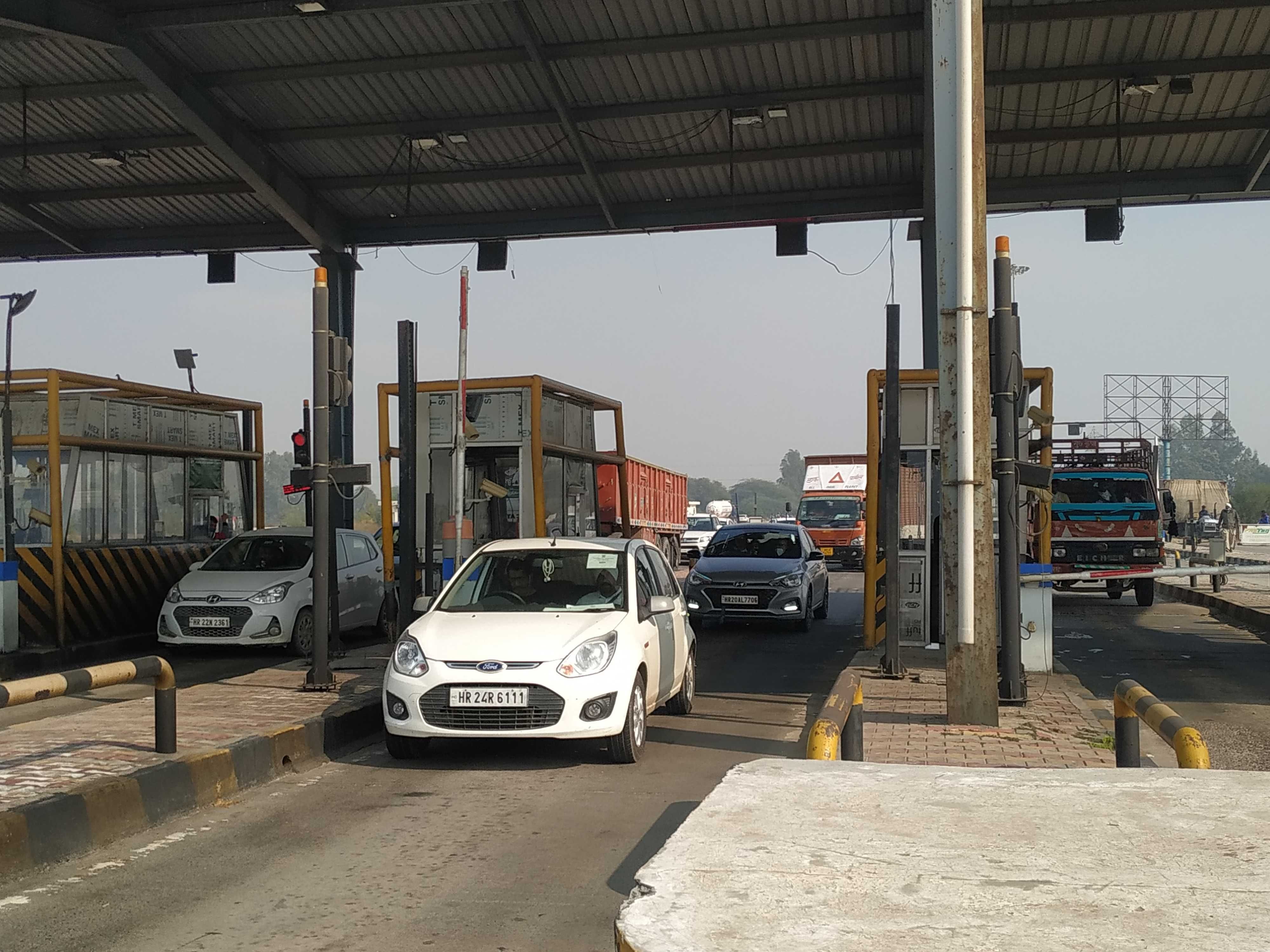टोल प्लाजा पर लगी वाहनों की लंबी लाइन।