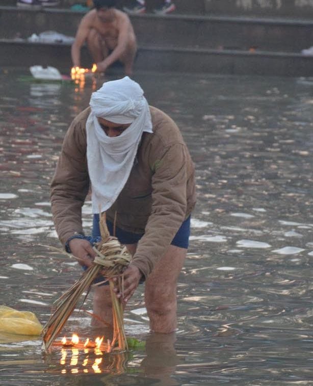 शुक्रतीर्थ में गंगा में दीपदान करते श्रद्धालु शुक्रतीर्थ में गंगा में दीपदान करते श्रद्धालु