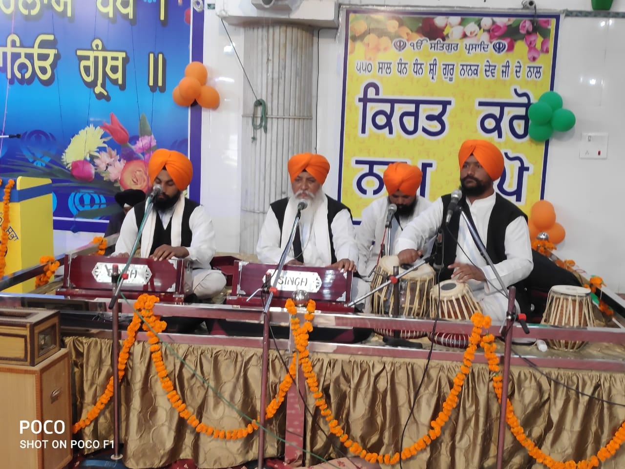 06ड्ढ धामपुर के गुरुद्वारे में गुरबाणी कीर्तन करता रागी जत्था।