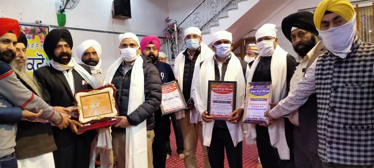06ष्  धामपुर में डीएम रमाकांत पांडेय को गुरूद्वारे में सम्मानित करते सिख समाज के लोग।