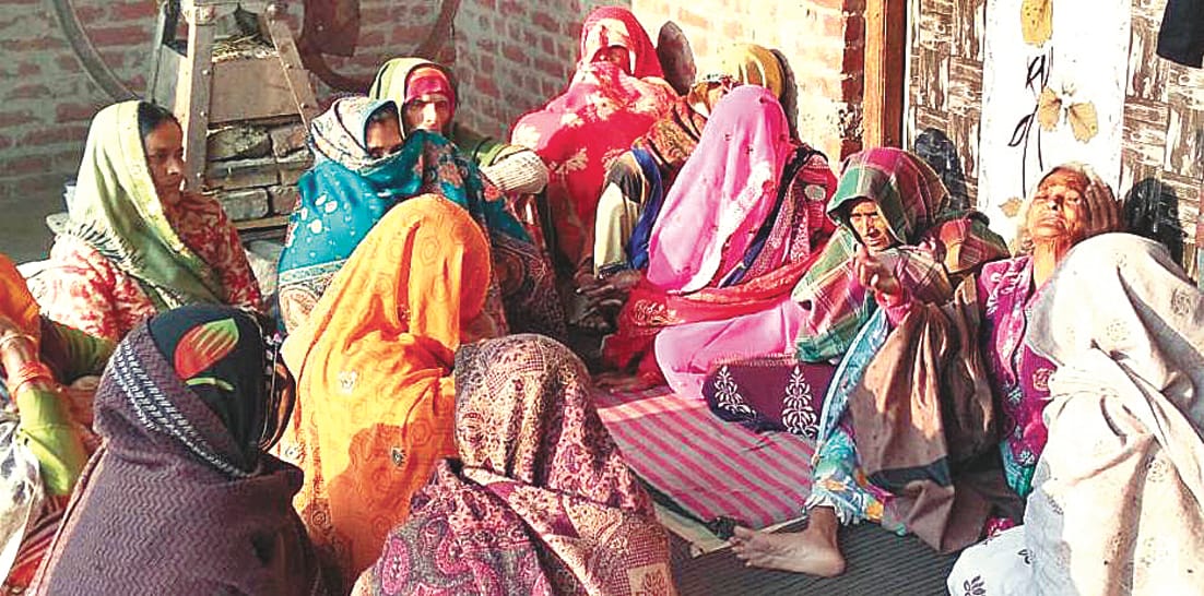 कासगंज के अमांपुर में सड़क हादसे में मृतक पप्पू के रोते बिलखते परिजन कासगंज के अमांपुर में सड़क हादसे में मृतक पप्पू के रोते बिलखते परिजन