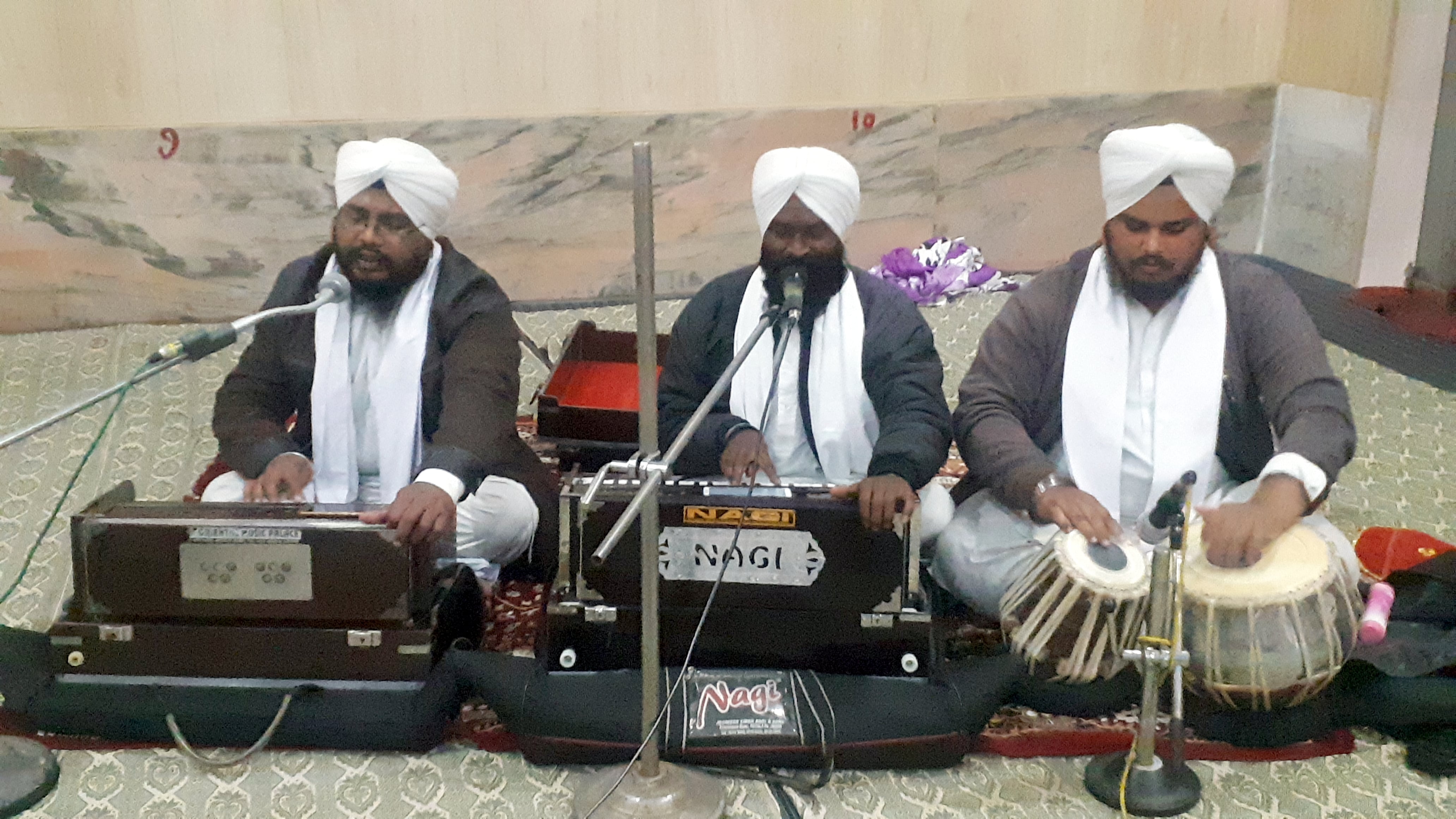 अफजलगढ़ में गुरूद्वारे में गुरू नानक देव जी के प्रकाशोत्शव पर शबद कीर्तन करते जत्थेदार।