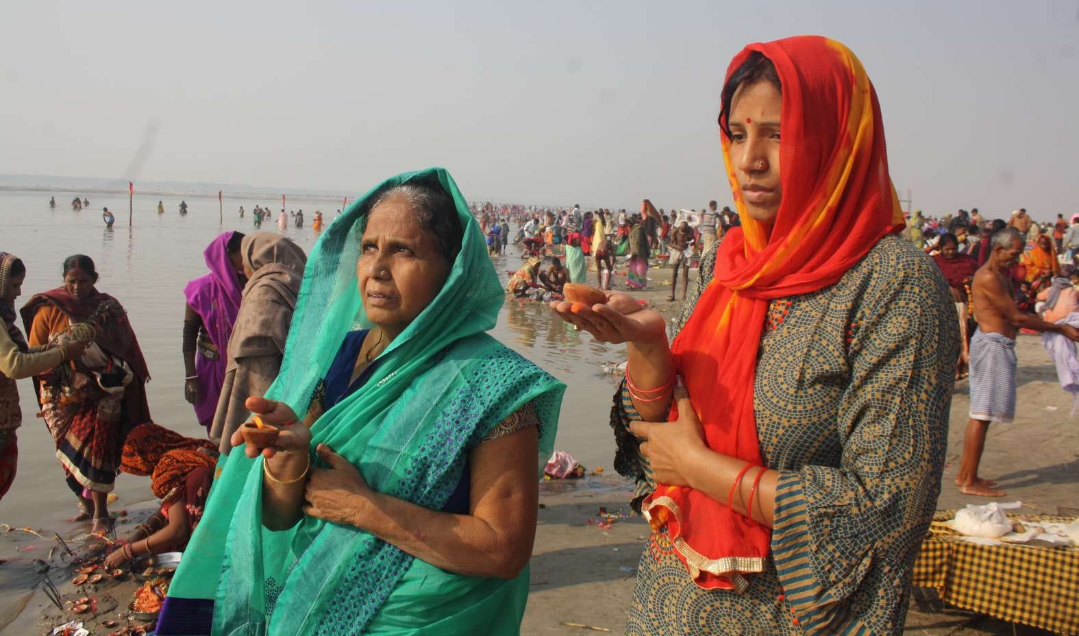 कार्तिक पूर्णिमा पर स्नान के बाद भगवान सूर्य की पूजन-अर्चन करती महिलाएं। कार्तिक पूर्णिमा पर स्नान के बाद भगवान सूर्य की पूजन-अर्चन करती महिलाएं।