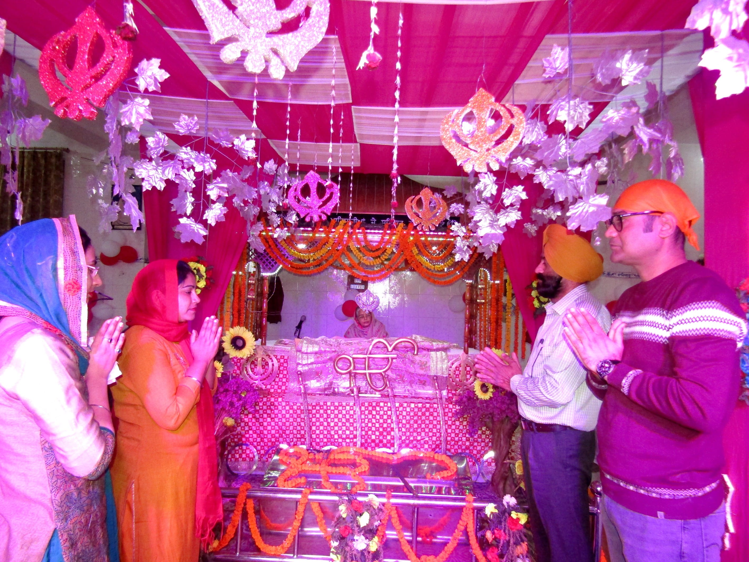 राबर्ट्सगंज गुरुद्वारा में गुरुनानक जयंती पर दर्शन करते सिख बंधू। राबर्ट्सगंज गुरुद्वारा में गुरुनानक जयंती पर दर्शन करते सिख बंधू।