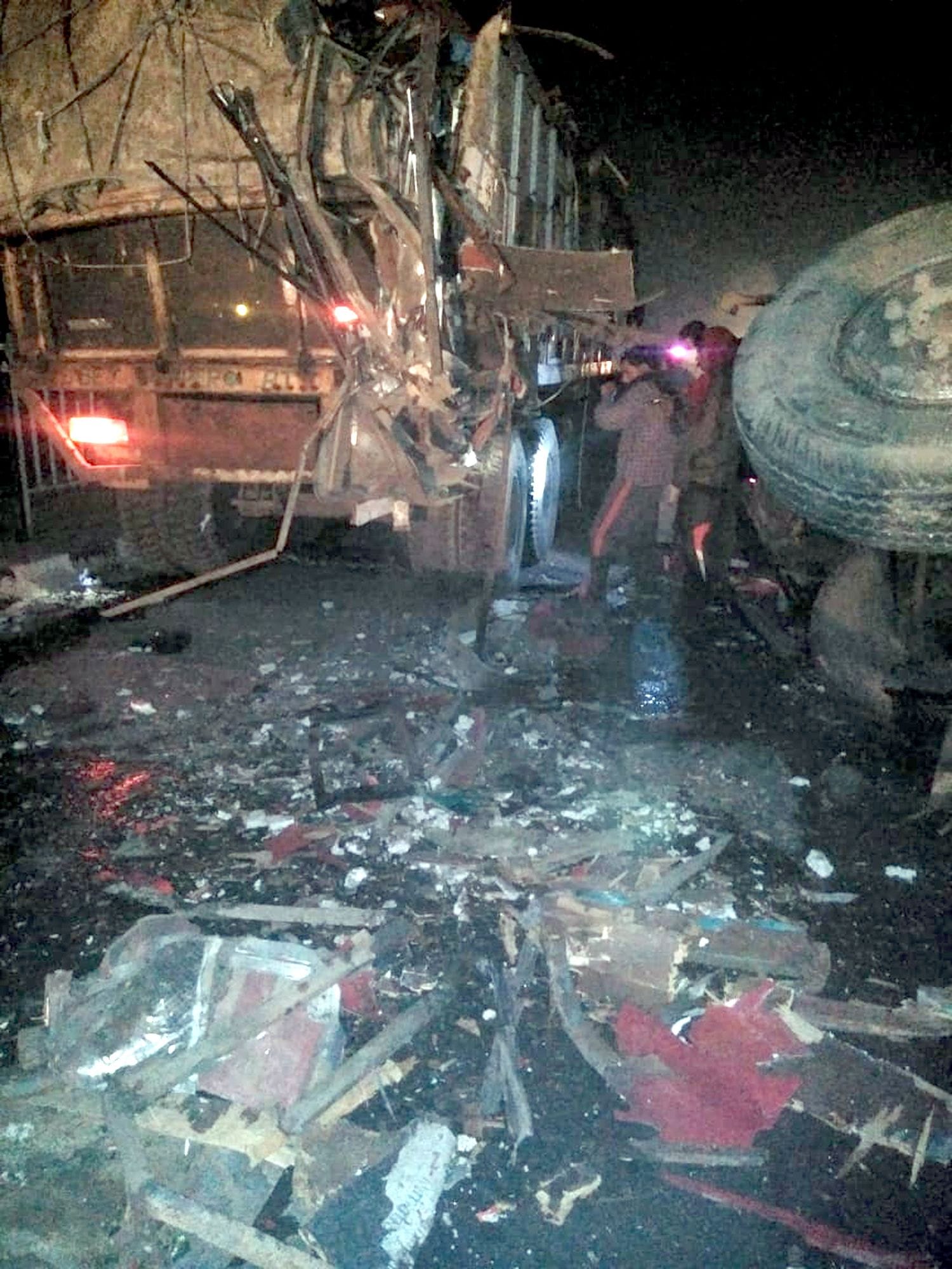 हादसे के बाद क्षतिग्रस्त बस व ट्रक। हादसे के बाद क्षतिग्रस्त बस व ट्रक।
