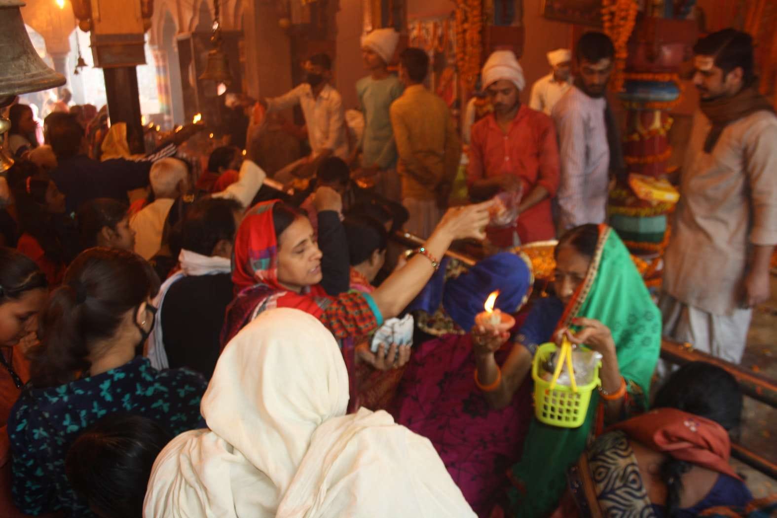 कार्तिक पूर्णिमा स्नान के बाद बाबा भृगु की पूजन-अर्चन करती श्रद्धालु महिलाएं। कार्तिक पूर्णिमा स्नान के बाद बाबा भृगु की पूजन-अर्चन करती श्रद्धालु महिलाएं।