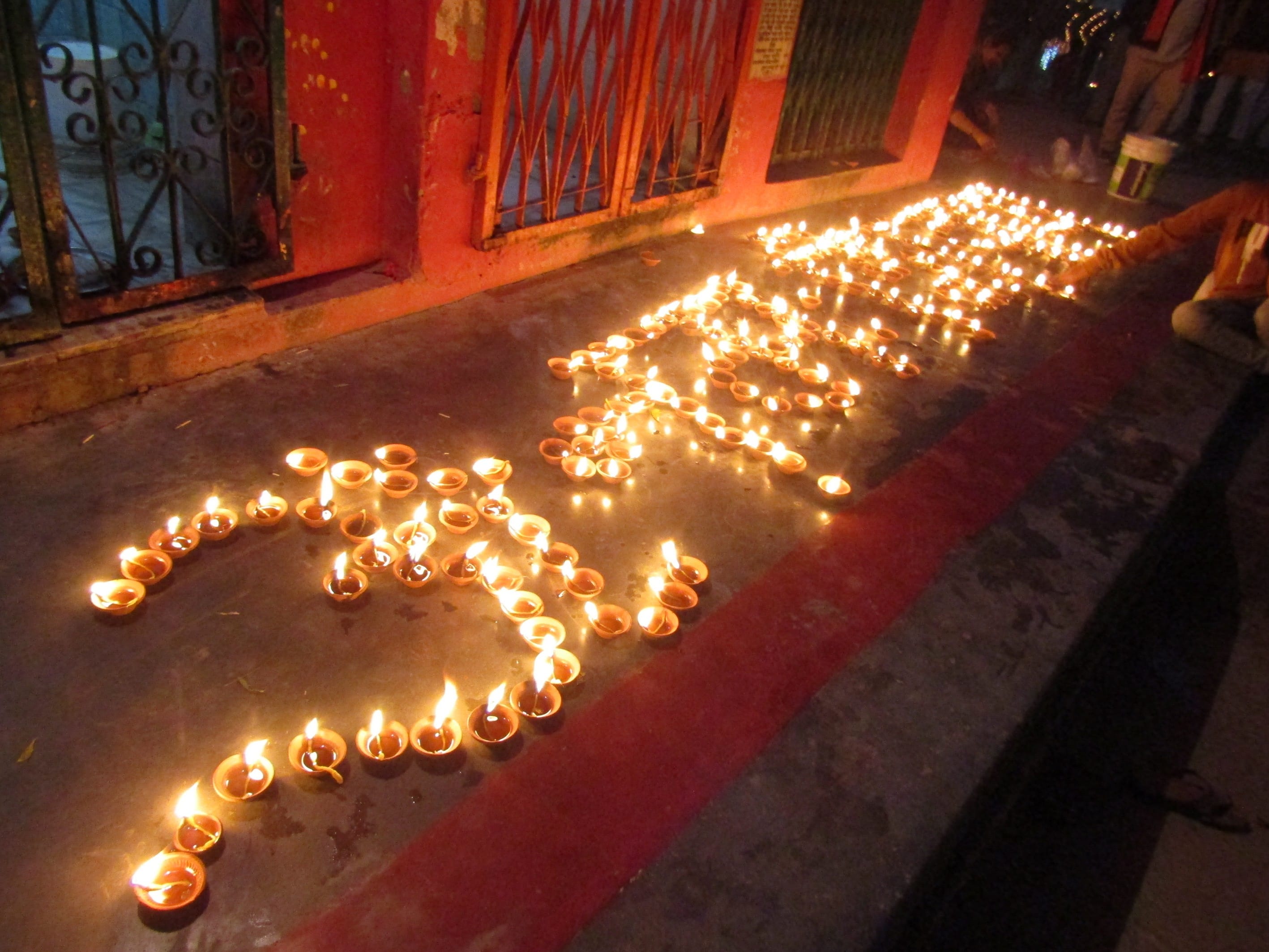 राबर्ट्सगंज स्थित राम सरोवर तालाब पर देव दीपावली दीप से बना ऊ जय श्रीराम।