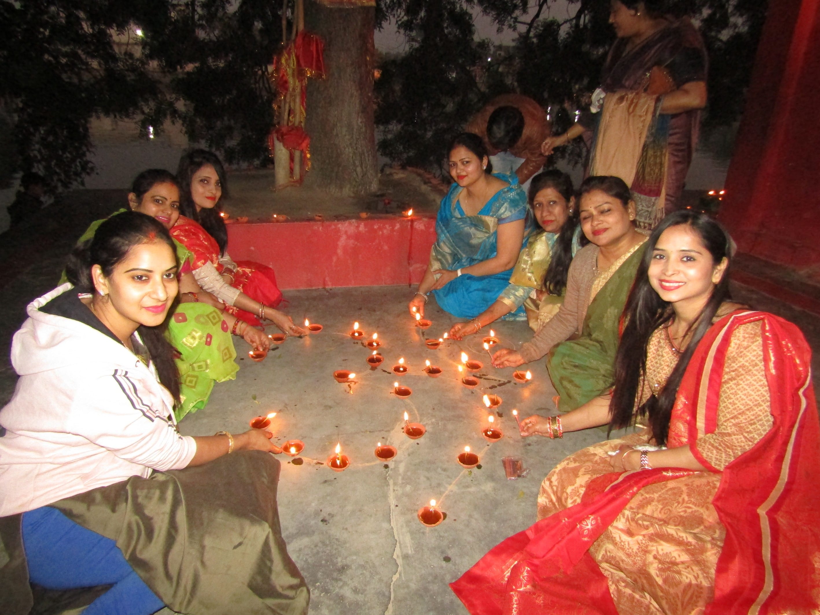 राबर्ट्सगंज स्थित राम सरोवर तालाब पर देव दीपावली पर दीप दान करती महिलाएं।