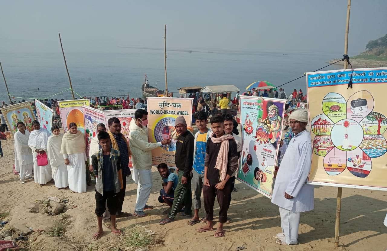 सती घाट पर ब्रह्म कुमारी संस्था की महिलाएं पोस्टरों के माध्यम से लोगो को अध्यात्म की जानकारी देत? सती घाट पर ब्रह्म कुमारी संस्था की महिलाएं पोस्टरों के माध्यम से लोगो को अध्यात्म की जानकारी देत?