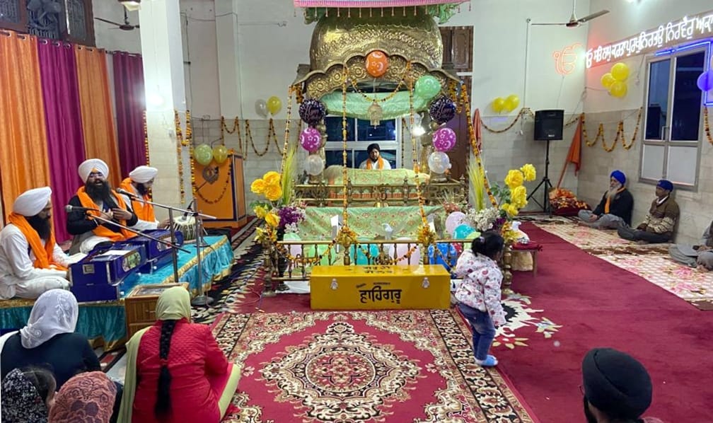 स्योहारा में गुरुद्वारा श्रीसिंह सभा में गुरूनानक देव जी के प्रकाशोत्शव पर शबद कीर्तन करता जत्थ