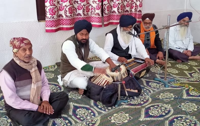 नगीना में गुरुद्वारे में शब्द कीर्तन करते ज्ञानी जत्था।