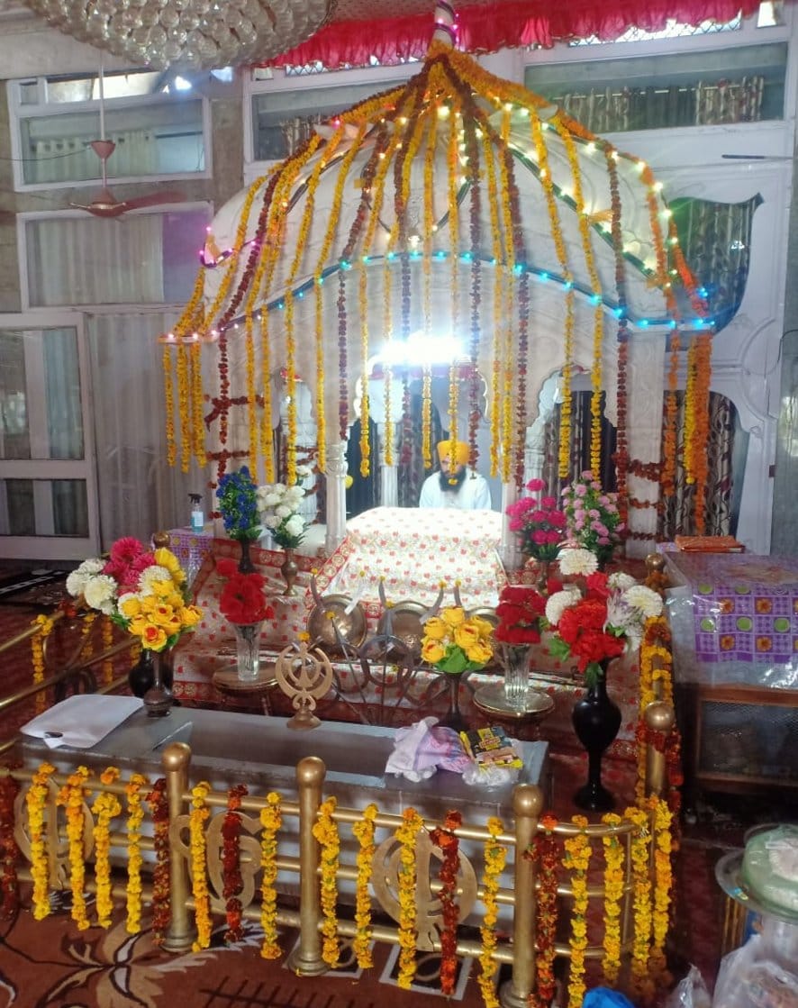 नजीबाबाद गुरुद्वारे में गुरूग्रंथ साहब की सेवा करते गुरू के वजीर ज्ञानी उपकार सिंह।