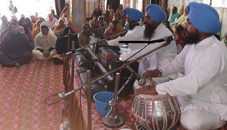 नजीबाबाद गुरुद्वारे में गुरु पर्व पर शबद कीर्तन प्रस्तुत करता रागी जत्था। संवाद