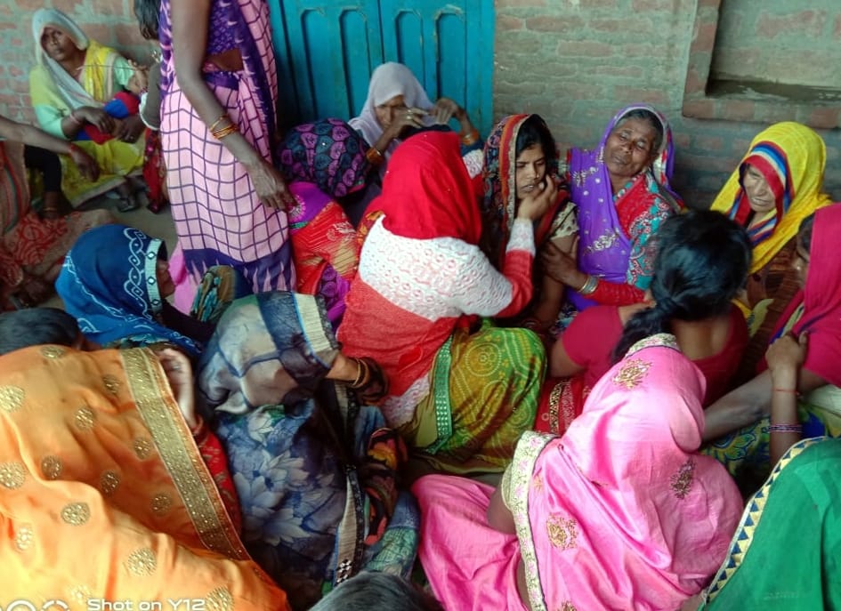 पिपरिया गांव में रोते-बिलखते परिजन। संवाद