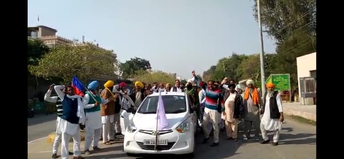 डिप्टी सीएम की कोठी के बाहर नारेबाजी करता किसानों का जत्था। डिप्टी सीएम की कोठी के बाहर नारेबाजी करता किसानों का जत्था।