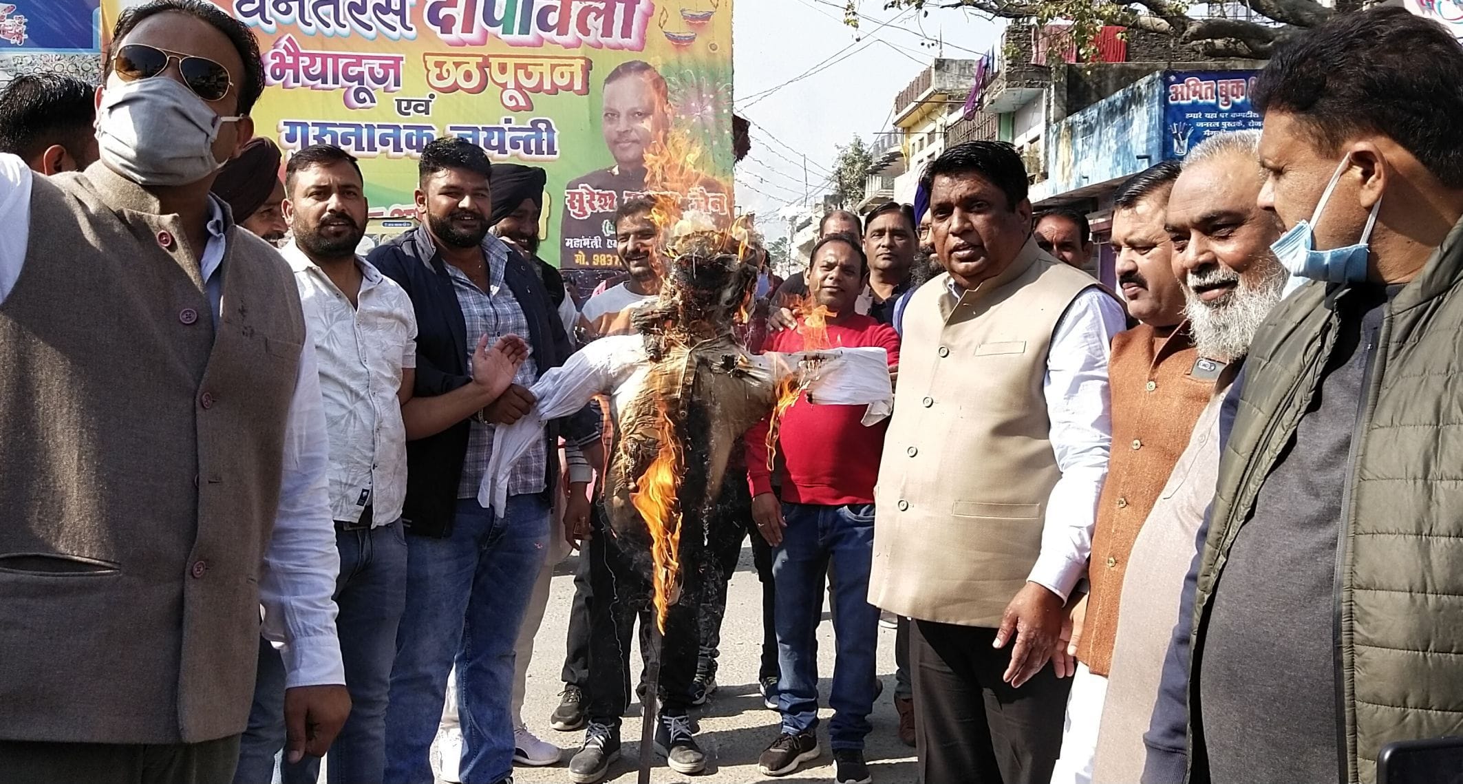सितारगंज में पीएम का पुतला जलाते कांग्रेसी। सितारगंज में पीएम का पुतला जलाते कांग्रेसी।