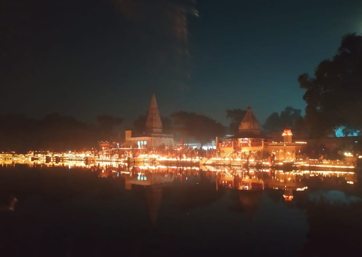 रसड़ा स्थित छोटी काशी श्रीनाथ सरोवर में देव दीपावली पर महा आरती के बाद 51 हजार दीपों से जगमगाते घाट रसड़ा स्थित छोटी काशी श्रीनाथ सरोवर में देव दीपावली पर महा आरती के बाद 51 हजार दीपों से जगमगाते घाट