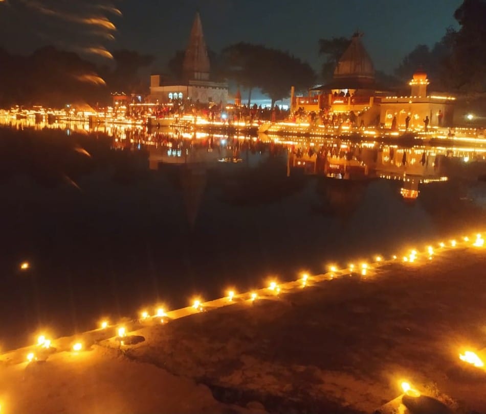 रसड़ा स्थित छोटी काशी श्रीनाथ सरोवर में देव दीपावली पर महा आरती के बाद 51 हजार दीपों से जगमगाते घाट रसड़ा स्थित छोटी काशी श्रीनाथ सरोवर में देव दीपावली पर महा आरती के बाद 51 हजार दीपों से जगमगाते घाट