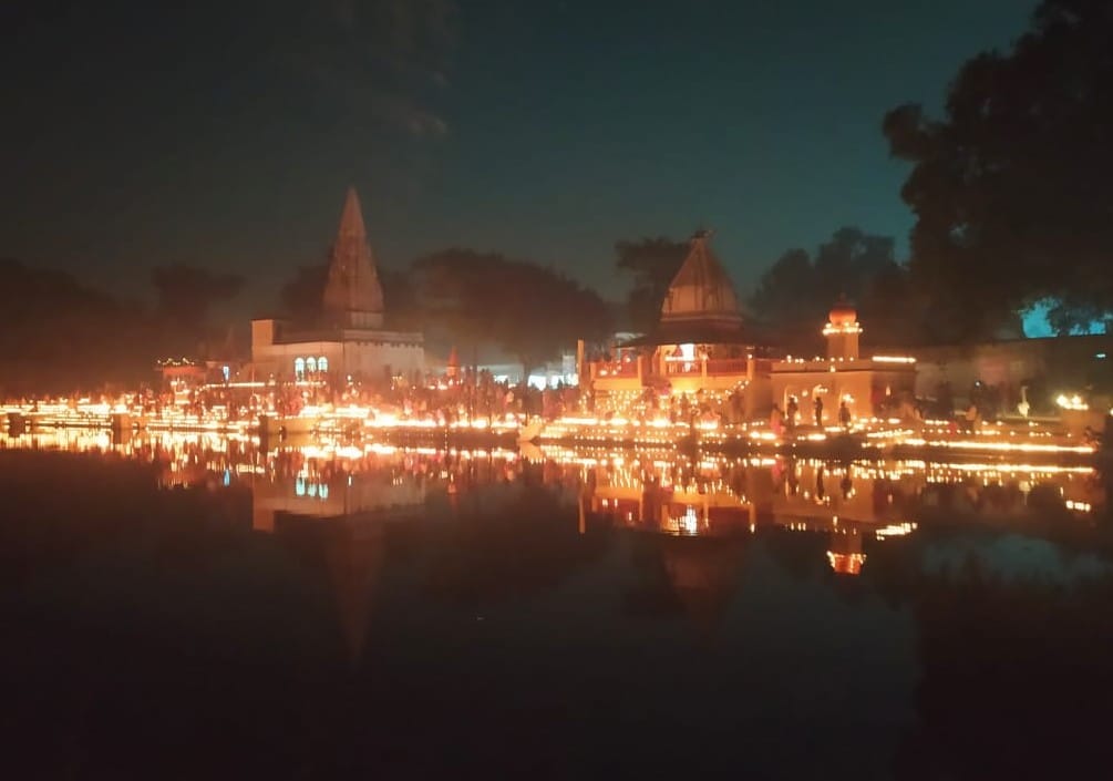 रसड़ा स्थित छोटी काशी श्रीनाथ सरोवर में देव दीपावली पर महा आरती के बाद 51 हजार दीपों से जगमगाते घाट रसड़ा स्थित छोटी काशी श्रीनाथ सरोवर में देव दीपावली पर महा आरती के बाद 51 हजार दीपों से जगमगाते घाट