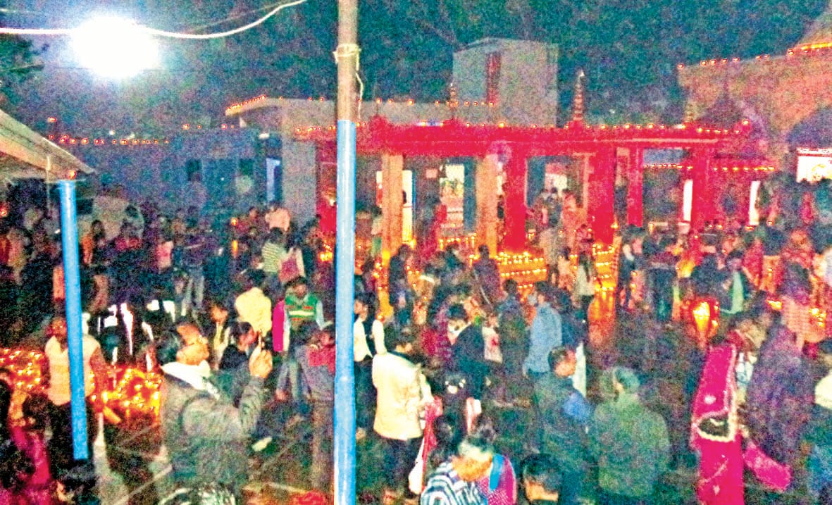 कासगंज में देव दिवाली के मौके पर चामुंडा मंदिर पर सजाई गई दीपमलिका देखने के लिए उमड़ी भीड़ कासगंज में देव दिवाली के मौके पर चामुंडा मंदिर पर सजाई गई दीपमलिका देखने के लिए उमड़ी भीड़