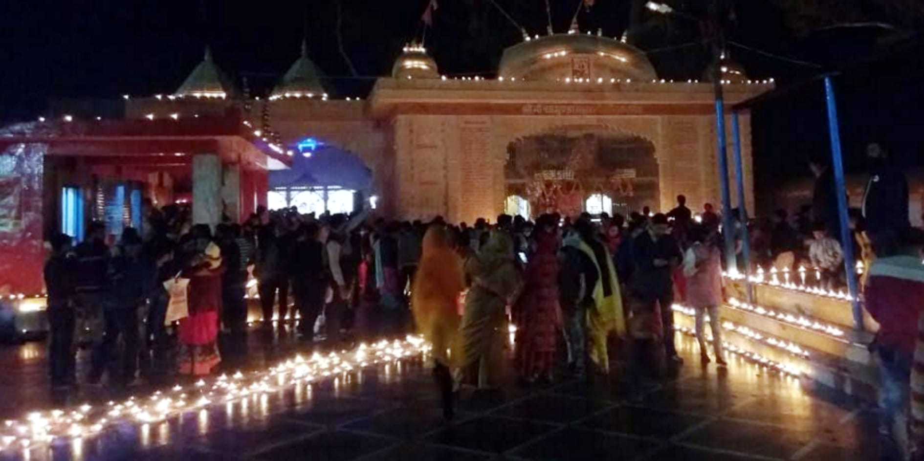 कासगंज में देव दिवाली के मौके पर चामुंडा मंदिर में सजाई गई दीपमालिका कासगंज में देव दिवाली के मौके पर चामुंडा मंदिर में सजाई गई दीपमालिका