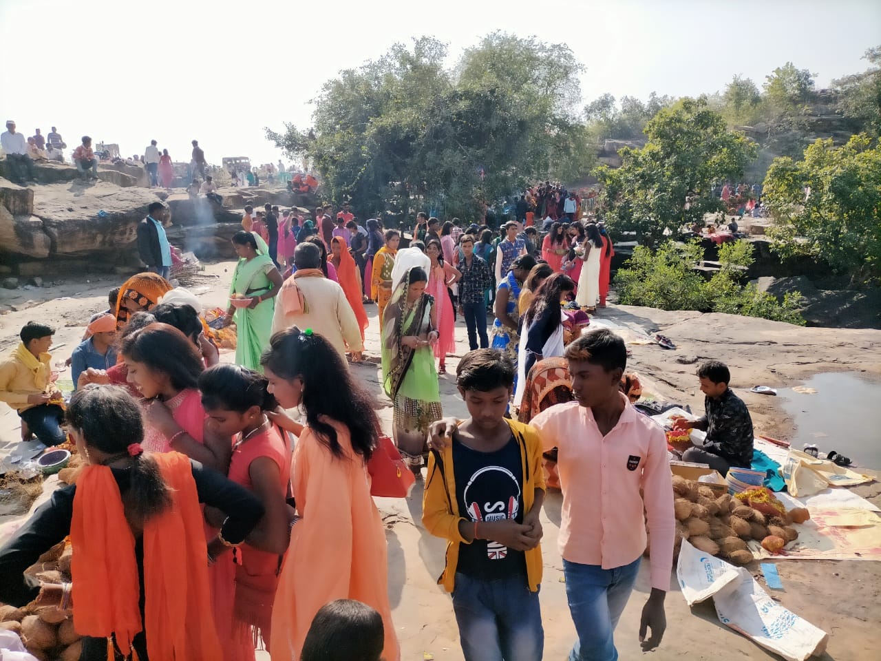 घोरावल तहसील क्षेत्र के मुक्खा फाल के कुंड पर कार्तिक पूर्णिमा पर उमड़ी श्रद्धालुओं की भीड़