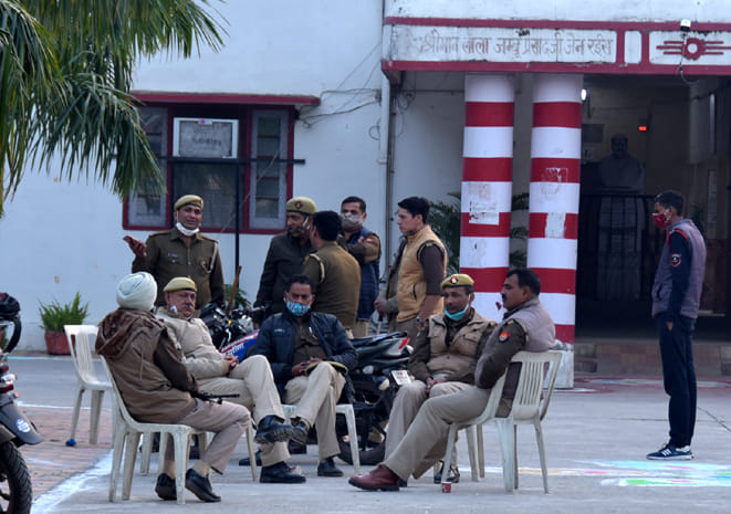 जैन कॉलेज में पहुंची पोलिंग पार्टी और पुलिस जैन कॉलेज में पहुंची पोलिंग पार्टी और पुलिस