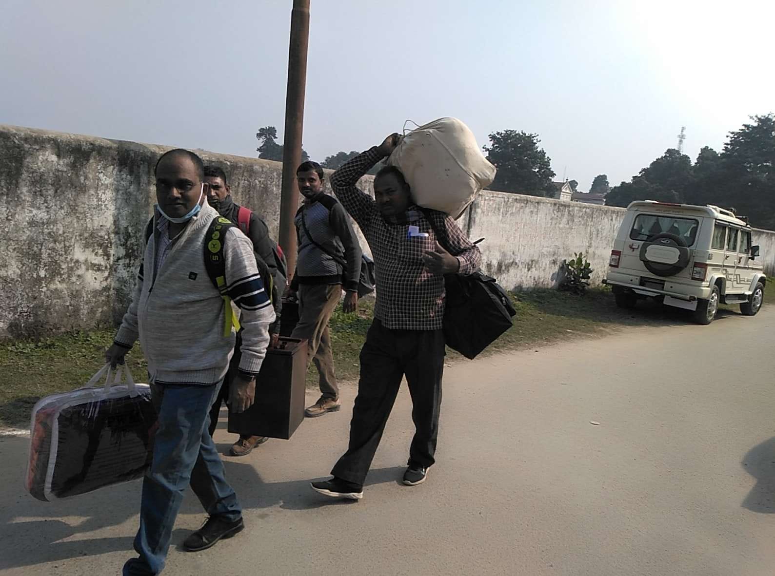 सदर तहसील परिसर से चुनाव सामग्री लेकर गाड़ियों की ओर जाते मतदान कार्मिक। सदर तहसील परिसर से चुनाव सामग्री लेकर गाड़ियों की ओर जाते मतदान कार्मिक।