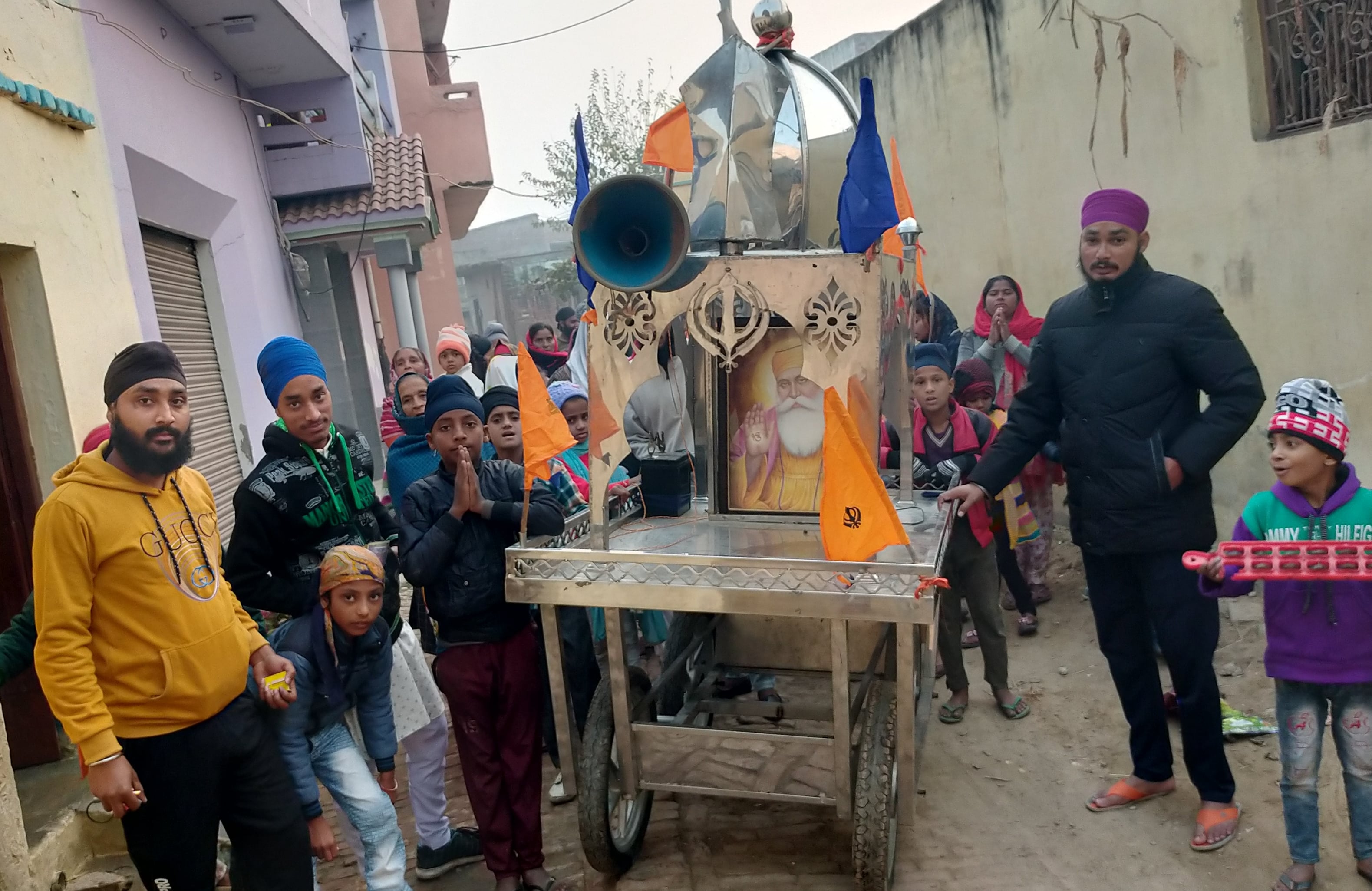 हल्दौर के गांव पैजनियां में प्रभातफेरी निकाले सिख।