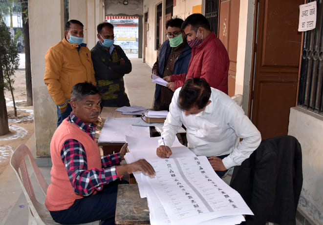 जैन कॉलेज में पहुंची पोलिंग पार्टी जैन कॉलेज में पहुंची पोलिंग पार्टी