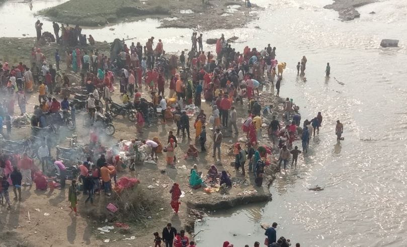 सुल्तानपुर पट्टी कोसी नदी किनारे गंगा स्नान पर उमड़ी लोगों की भीड़।