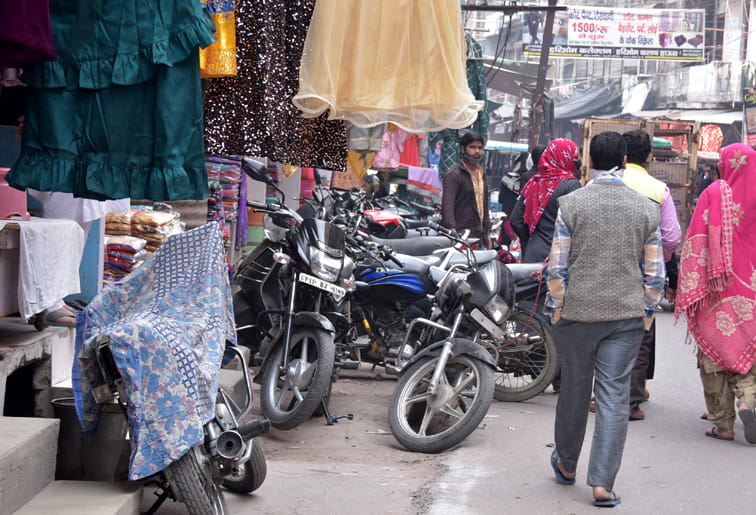 रायवाला कपड़ा मार्केट में सड़को पर खड़ी गाडियां