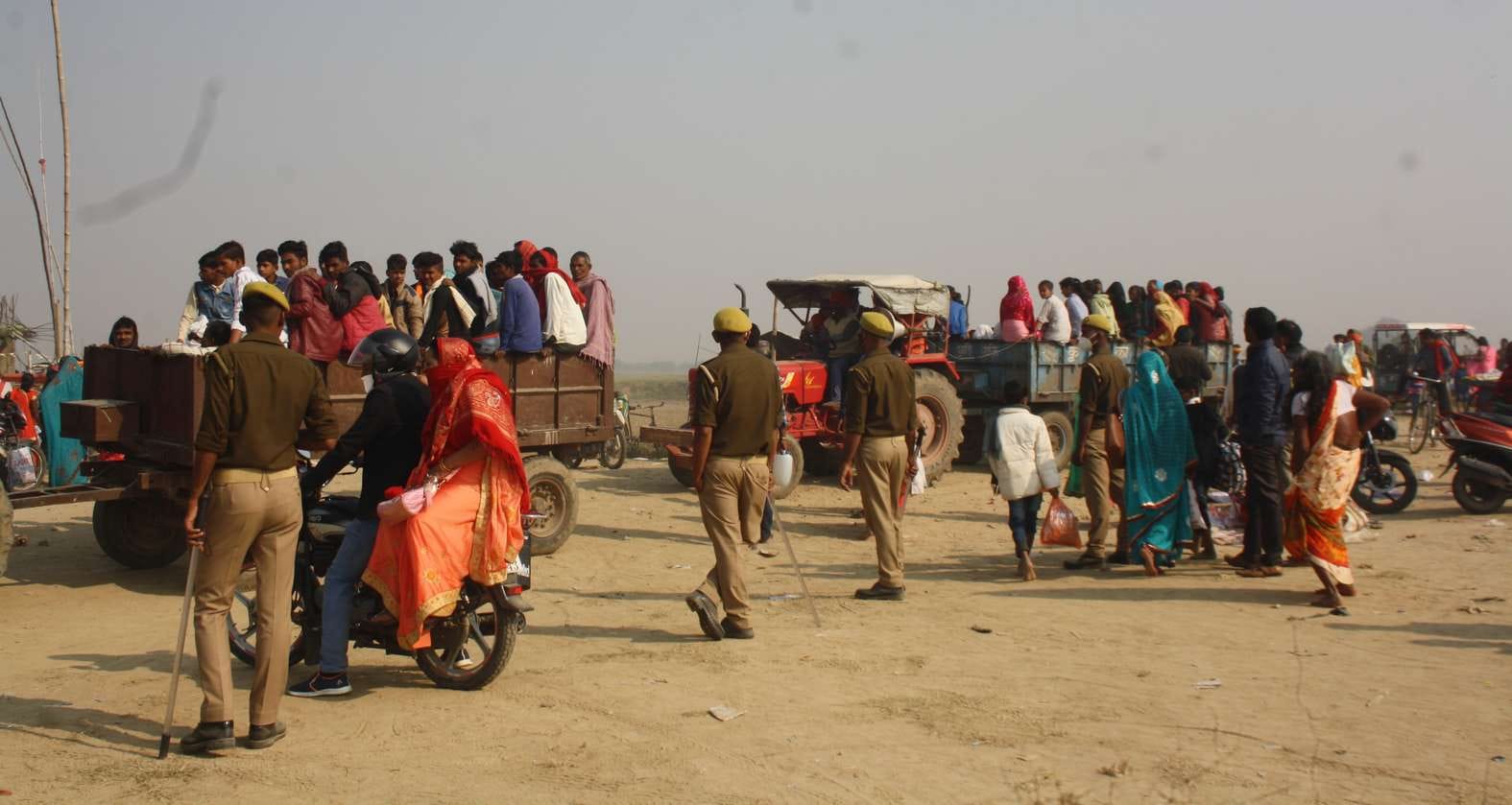 कार्तिक पूर्णिमा स्नान के लिए गंगा तट की ओर जाते श्रद्धालु। कार्तिक पूर्णिमा स्नान के लिए गंगा तट की ओर जाते श्रद्धालु।