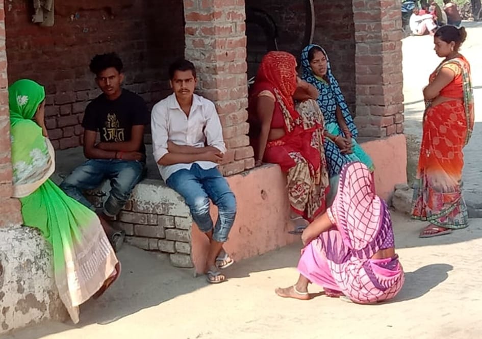 गांव में हादसे पर चर्चा करती महिलाएं। संवाद