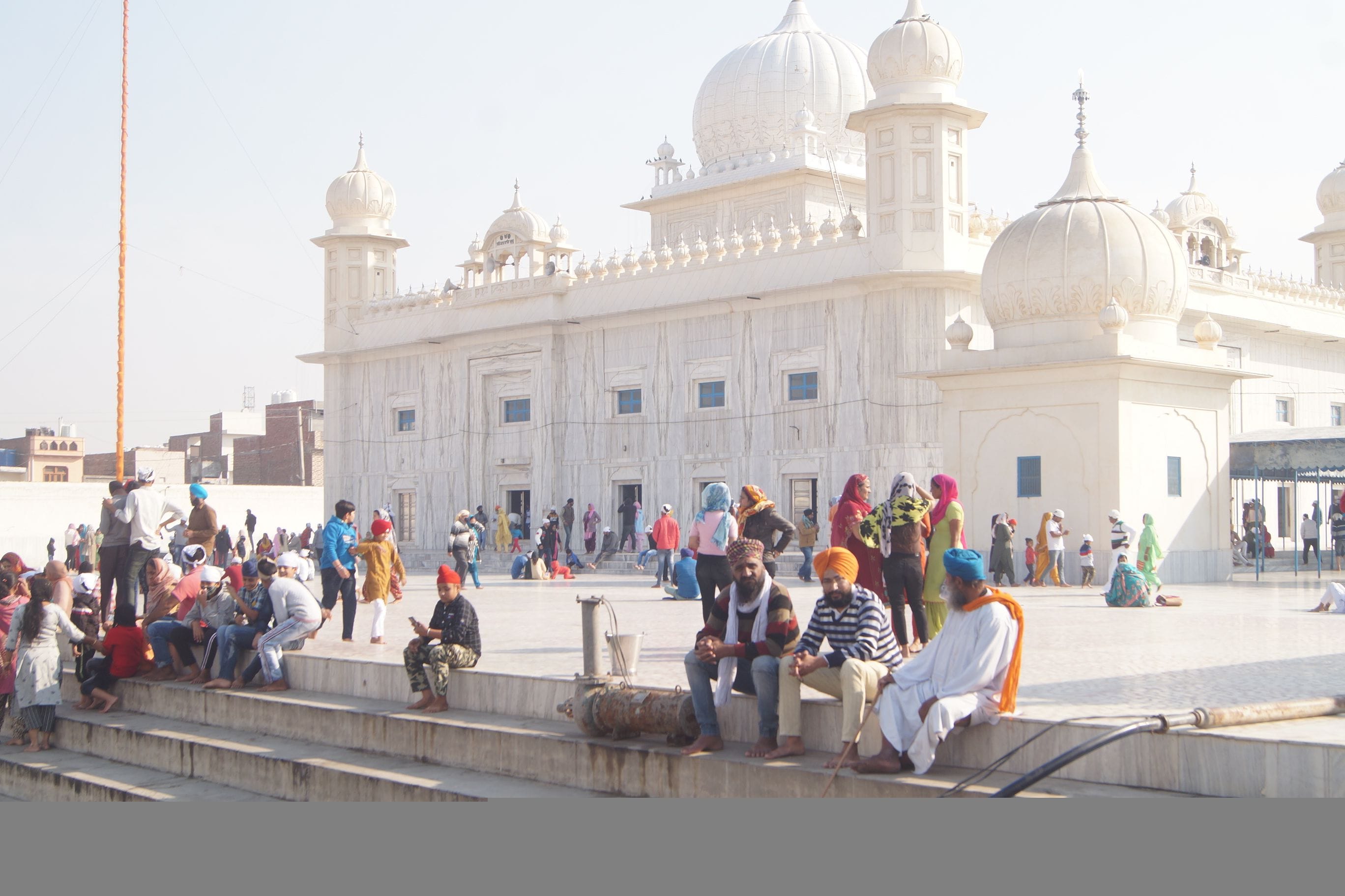 गुरुद्वारा चिल्ला साहिब में शीश नवाने पहुंचे श्रद्धालु।