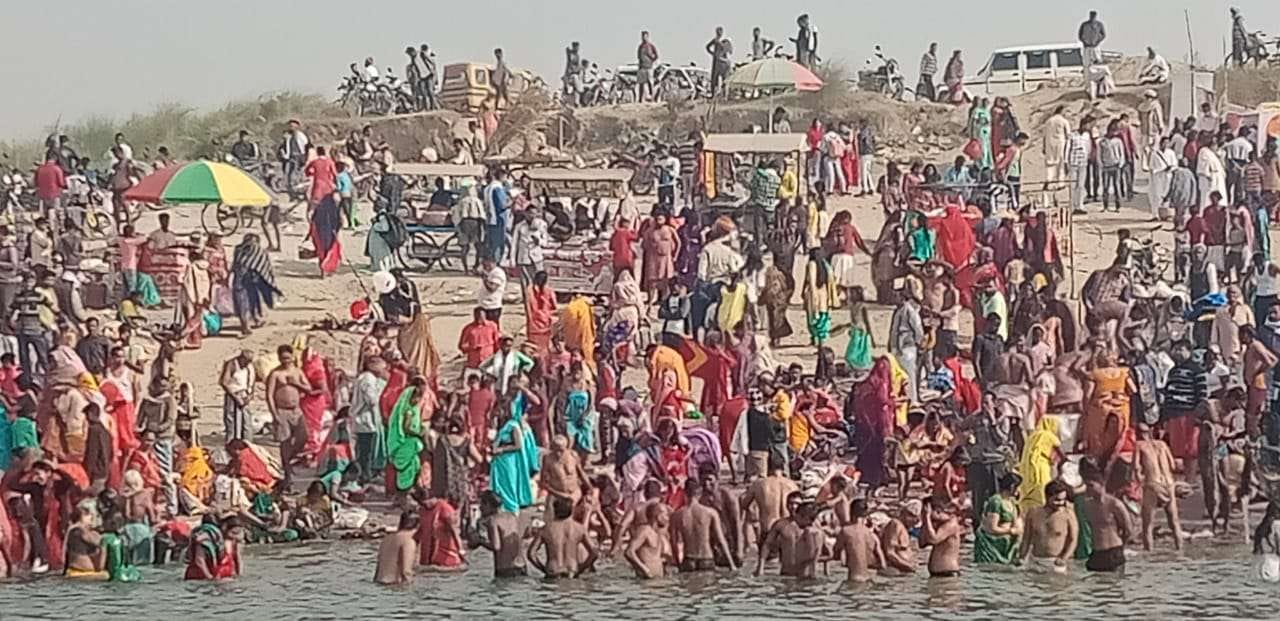 लालगंज क्षेत्र के सती घाट पर कार्तिक पूर्णिमा के स्नान के लिए उमड़ी श्रद्धालुओं की भीड़। लालगंज क्षेत्र के सती घाट पर कार्तिक पूर्णिमा के स्नान के लिए उमड़ी श्रद्धालुओं की भीड़।