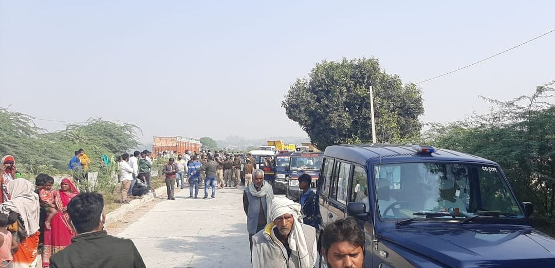 फोटो संख्या 40 मौके पर कई थानों की पुलिस पहुंची फोटो संख्या 40 मौके पर कई थानों की पुलिस पहुंची