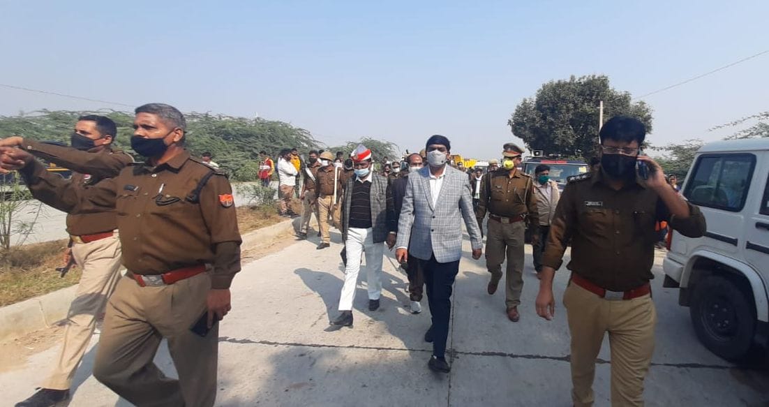 फोटो संख्या 41 घटनास्थल पर पहुंचे एसडीएम व सीओ सदर फोटो संख्या 41 घटनास्थल पर पहुंचे एसडीएम व सीओ सदर