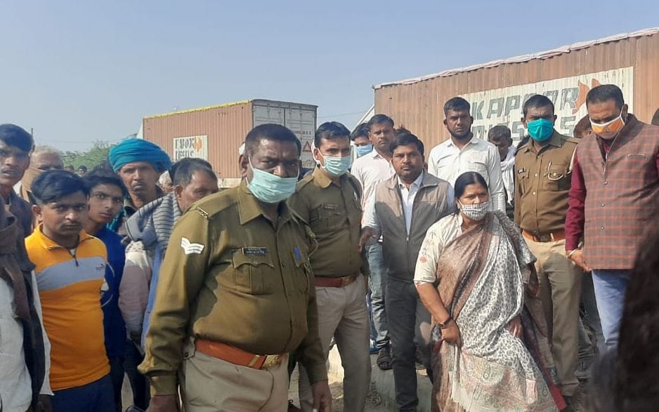 फोटो संख्या 42 मौके पर पहुंची सदर विधायक सरिता भदौरिया फोटो संख्या 42 मौके पर पहुंची सदर विधायक सरिता भदौरिया
