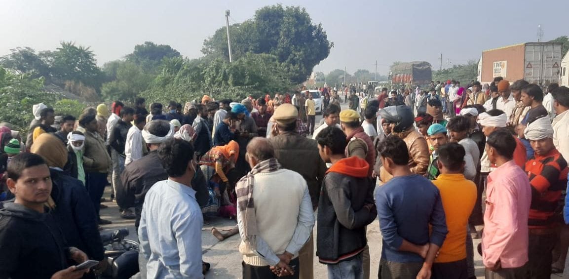 फोटो संख्या 43 घटनास्थल पर मृतक किशोर के गांव के लोग फोटो संख्या 43 घटनास्थल पर मृतक किशोर के गांव के लोग