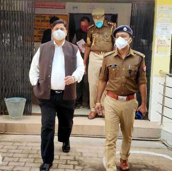 फोटो-5- प्रयागराज झांसी खंड स्नातक विधान परिषद के चुनाव के दौरान चित्रकूट में मतकेंद्रों का निरीक फोटो-5- प्रयागराज झांसी खंड स्नातक विधान परिषद के चुनाव के दौरान चित्रकूट में मतकेंद्रों का निरीक