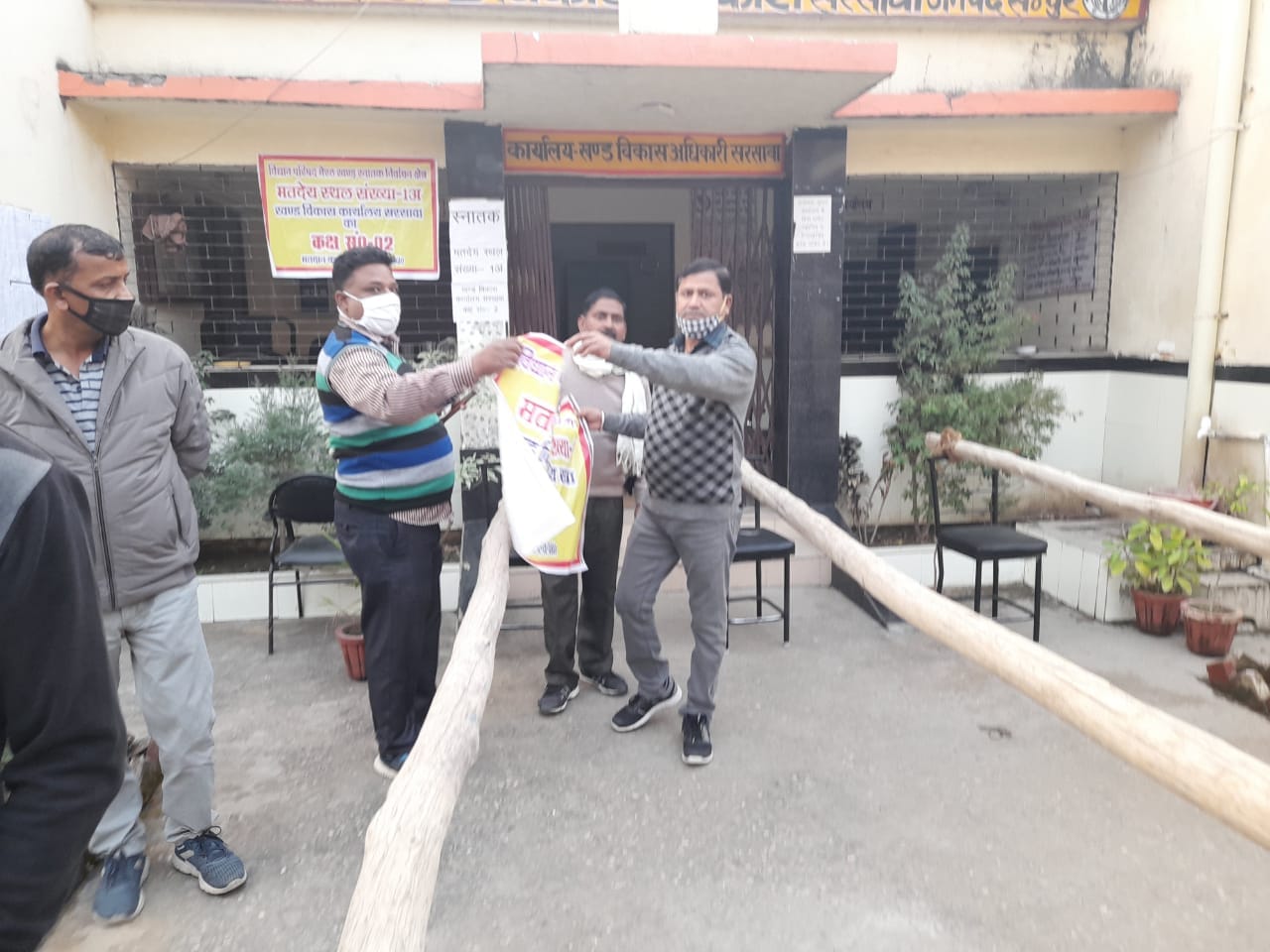सरसावा में मतदान केंद्र पर तैयारियों को अंतिम रुप देते कर्मचारी सरसावा में मतदान केंद्र पर तैयारियों को अंतिम रुप देते कर्मचारी