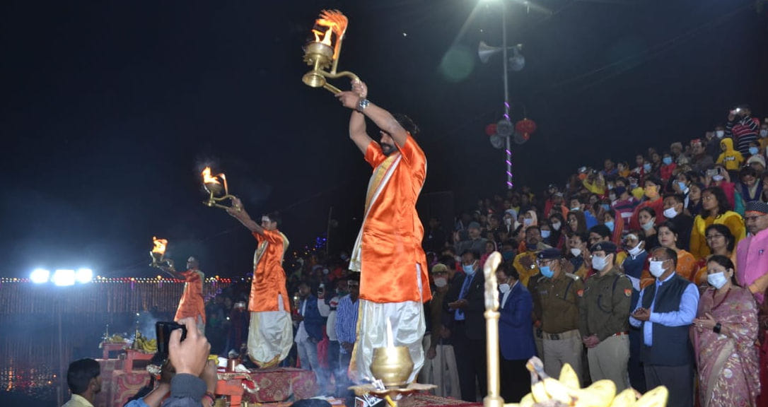 शहर के गोपी घाट पर मां गोमती की आरती में उमड़े श्रद्धालु।