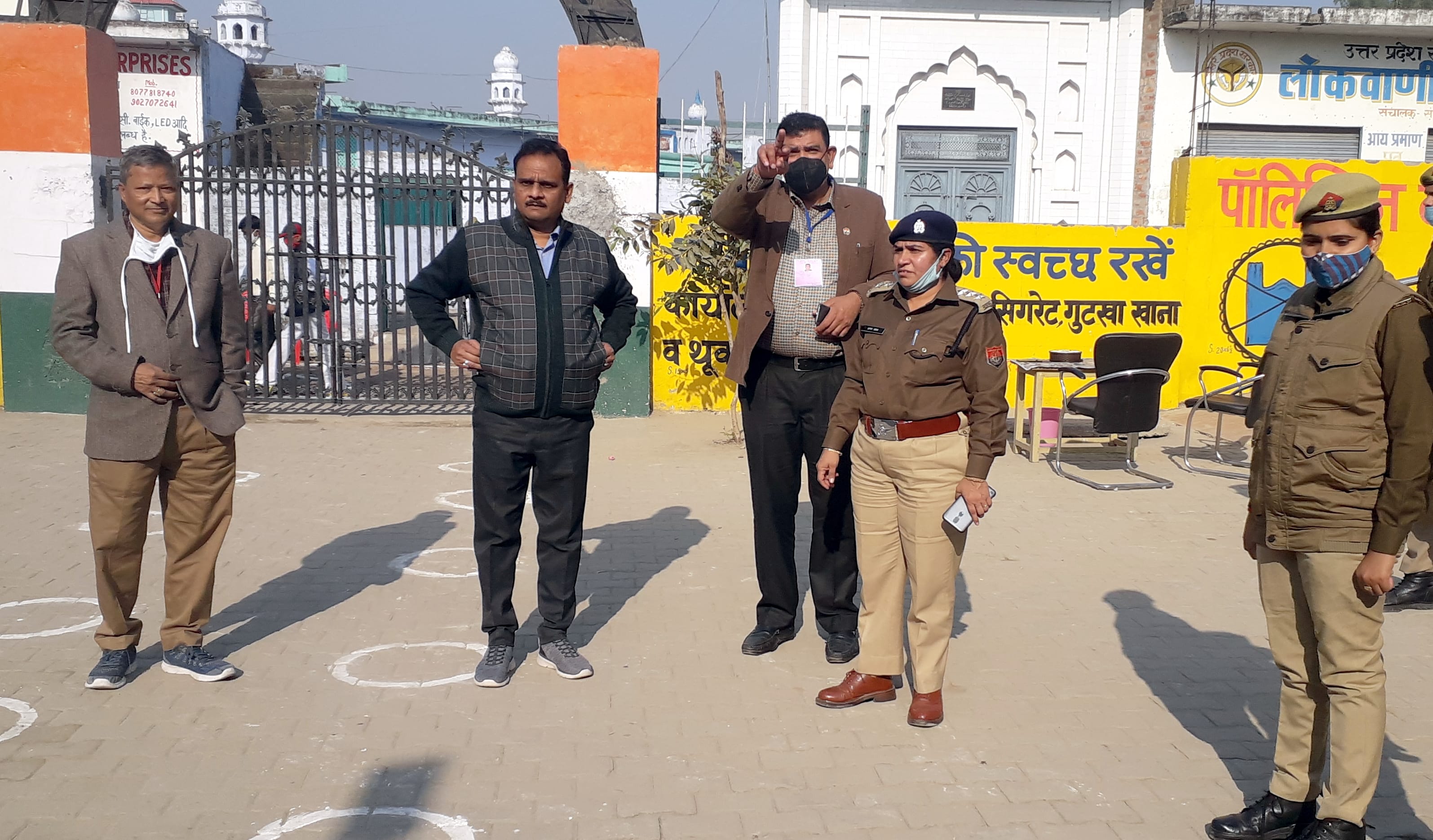 अफजलगढ़ में मतदान केंद्र का निरीक्षण करते सीडीओ व सीओ। अफजलगढ़ में मतदान केंद्र का निरीक्षण करते सीडीओ व सीओ।